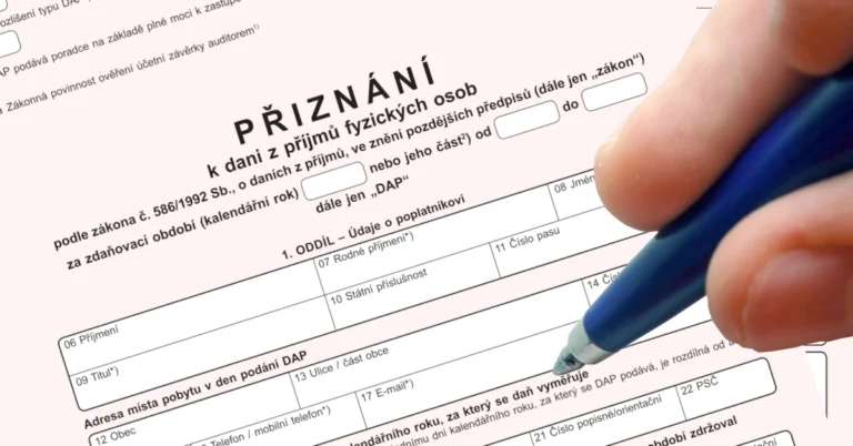Daňové přiznání - Růžový formulář, nad kterým je vpravo ruka držící modrou propisku
