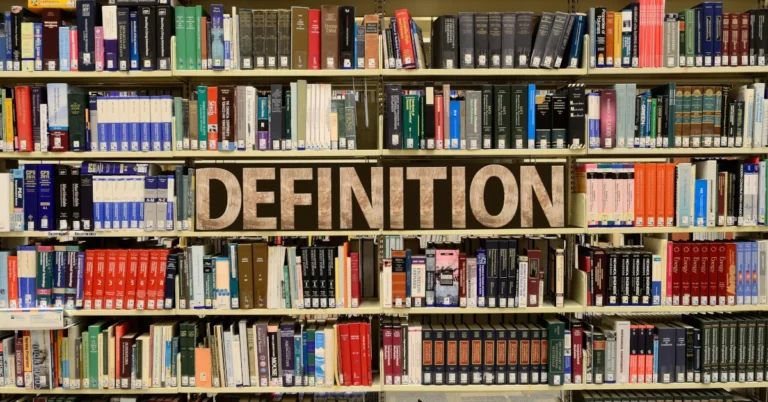 Knihovna plná knih s nápisem DEFINITION uprostřed